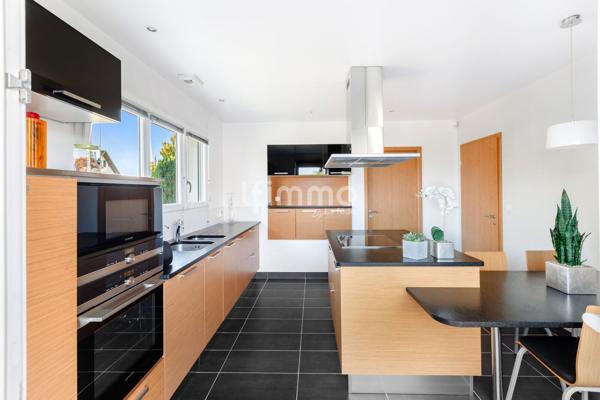 Villa avec piscine, parc paysager et prestations premium. Kembs