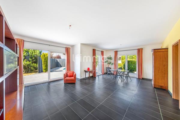 Villa avec piscine, parc paysager et prestations premium. Kembs