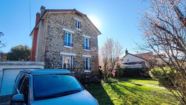 Cachet et standing pour cette meulière familiale établie dans le quartier de l'Alliance ! €715 000 ** - Référence 26-3880
