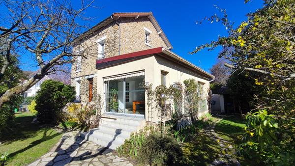 Cachet et standing pour cette meulière familiale établie dans le quartier de l'Alliance ! €715 000 ** - Référence 26-3880