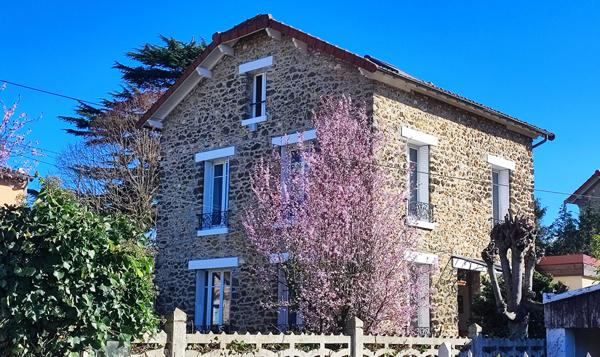 Cachet et standing pour cette meulière familiale établie dans le quartier de l'Alliance ! €715 000 ** - Référence 26-3880