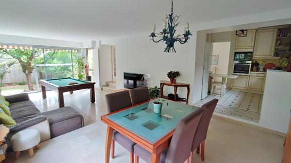 Cachet et standing pour cette meulière familiale établie dans le quartier de l'Alliance ! €715 000 ** - Référence 26-3880