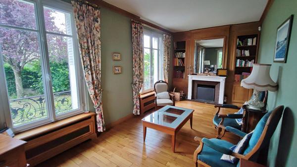 Cachet et standing pour cette meulière familiale établie dans le quartier de l'Alliance ! €715 000 ** - Référence 26-3880