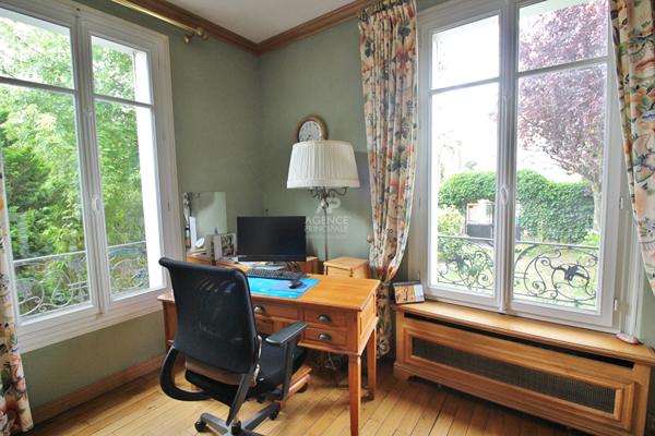 Cachet et standing pour cette meulière familiale établie dans le quartier de l'Alliance ! €715 000 ** - Référence 26-3880