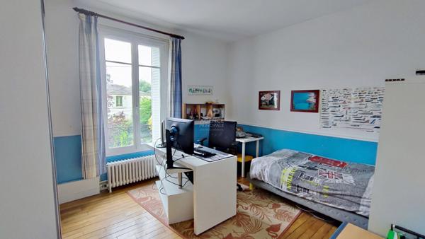 Cachet et standing pour cette meulière familiale établie dans le quartier de l'Alliance ! €715 000 ** - Référence 26-3880