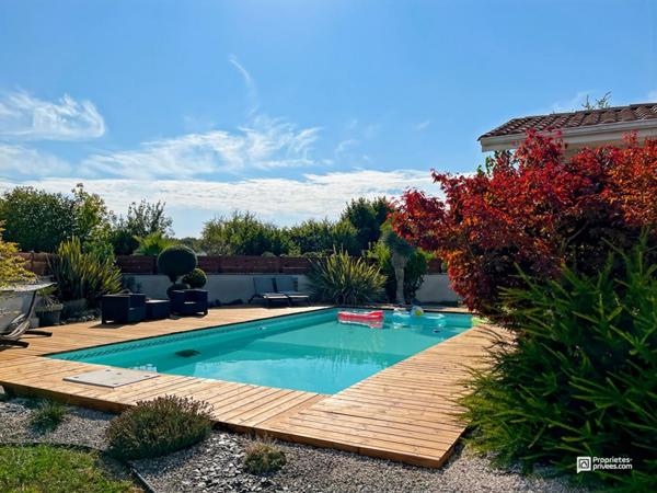 Ambarès ? Maison familiale 4 chambres avec piscine et vaste séjour lumineux