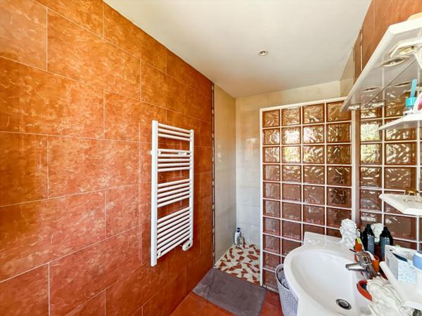 Ambarès ? Maison familiale 4 chambres avec piscine et vaste séjour lumineux