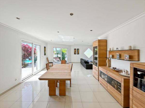 Ambarès ? Maison familiale 4 chambres avec piscine et vaste séjour lumineux