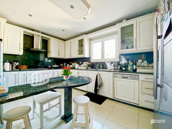 Ambarès ? Maison familiale 4 chambres avec piscine et vaste séjour lumineux