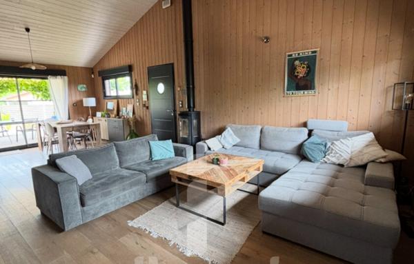 Maison en bois d’environ 150 m2 sur terrain d’environ 830 m2 avec dépendance et piscine