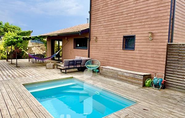 Maison en bois d’environ 150 m2 sur terrain d’environ 830 m2 avec dépendance et piscine
