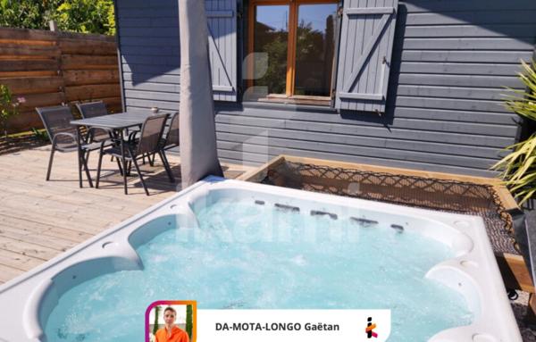 Maison en bois d’environ 150 m2 sur terrain d’environ 830 m2 avec dépendance et piscine