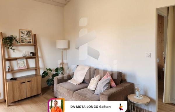 Maison en bois d’environ 150 m2 sur terrain d’environ 830 m2 avec dépendance et piscine