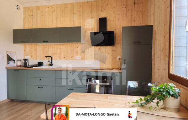 Maison en bois d’environ 150 m2 sur terrain d’environ 830 m2 avec dépendance et piscine