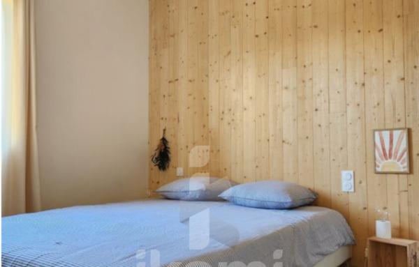 Maison en bois d’environ 150 m2 sur terrain d’environ 830 m2 avec dépendance et piscine