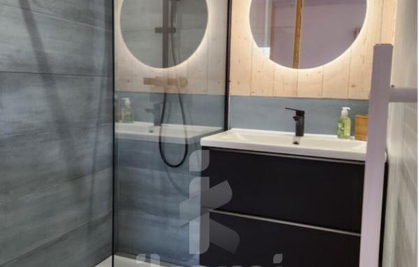 Maison en bois d’environ 150 m2 sur terrain d’environ 830 m2 avec dépendance et piscine