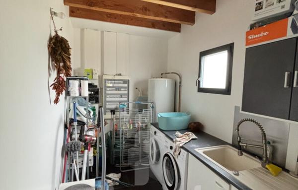 Maison en bois d’environ 150 m2 sur terrain d’environ 830 m2 avec dépendance et piscine