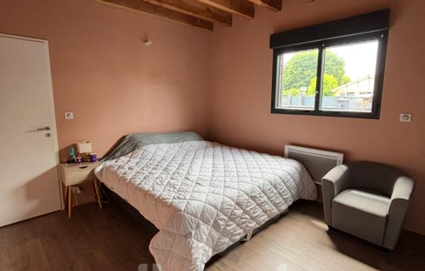 Maison en bois d’environ 150 m2 sur terrain d’environ 830 m2 avec dépendance et piscine