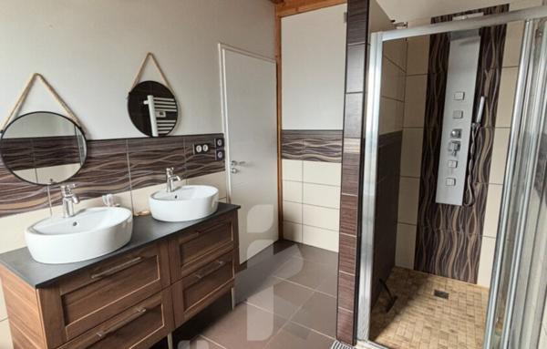 Maison en bois d’environ 150 m2 sur terrain d’environ 830 m2 avec dépendance et piscine