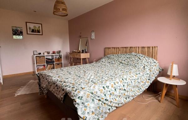 Maison en bois d’environ 150 m2 sur terrain d’environ 830 m2 avec dépendance et piscine