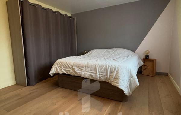 Maison en bois d’environ 150 m2 sur terrain d’environ 830 m2 avec dépendance et piscine