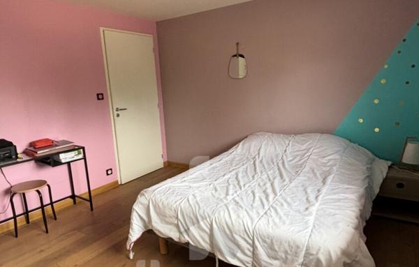 Maison en bois d’environ 150 m2 sur terrain d’environ 830 m2 avec dépendance et piscine