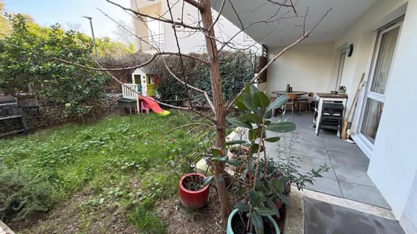 Un appartement comme une maison:T3 récent avec jardin de 43m2 au calme.