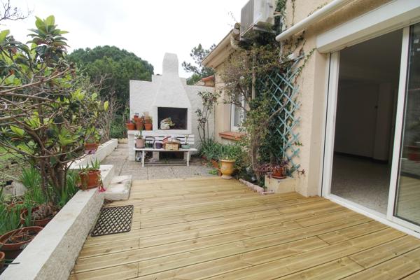 Villa 3 faces de type 5 sur une parcelle arborée.