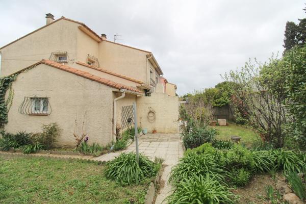 Villa 3 faces de type 5 sur une parcelle arborée.