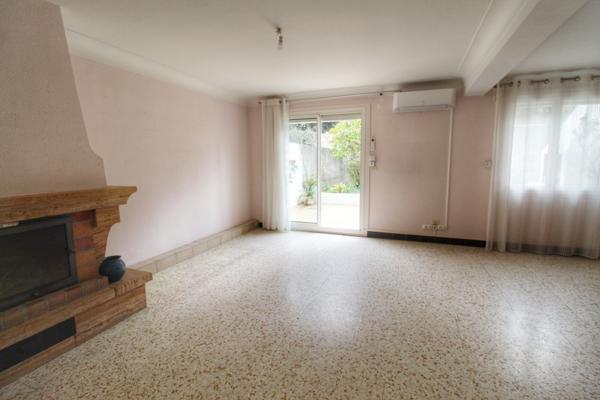 Villa 3 faces de type 5 sur une parcelle arborée.