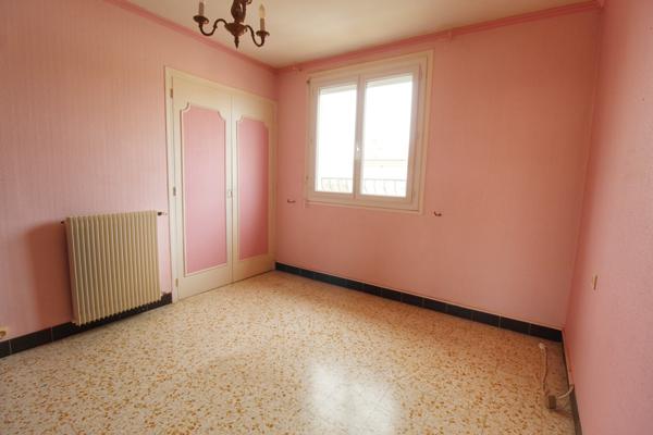 Villa 3 faces de type 5 sur une parcelle arborée.