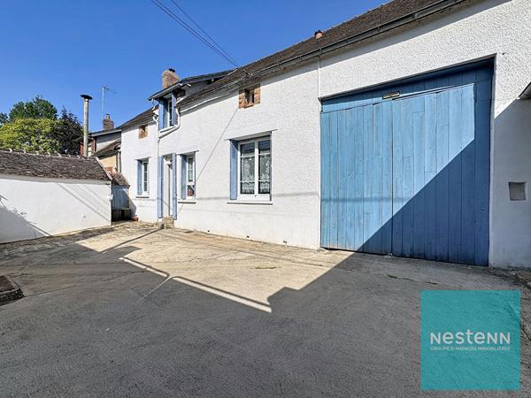 Maison de type longère en très bon état général avec 3 chambres, une grange et un jardin à Villeneuve-la-Guyard