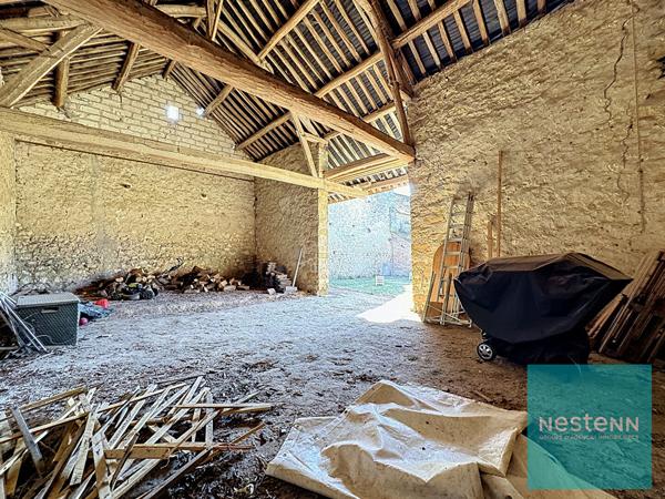 Maison de type longère en très bon état général avec 3 chambres, une grange et un jardin à Villeneuve-la-Guyard