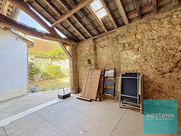 Maison de type longère en très bon état général avec 3 chambres, une grange et un jardin à Villeneuve-la-Guyard