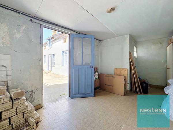 Maison de type longère en très bon état général avec 3 chambres, une grange et un jardin à Villeneuve-la-Guyard