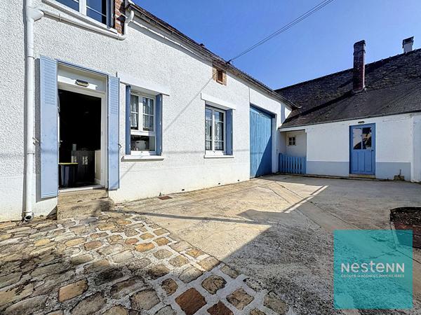 Maison de type longère en très bon état général avec 3 chambres, une grange et un jardin à Villeneuve-la-Guyard