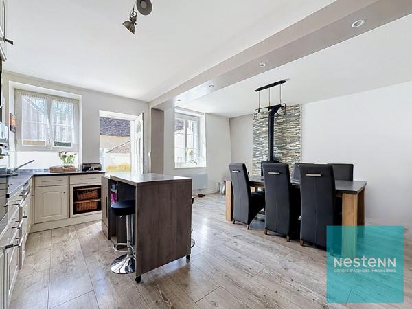 Maison de type longère en très bon état général avec 3 chambres, une grange et un jardin à Villeneuve-la-Guyard