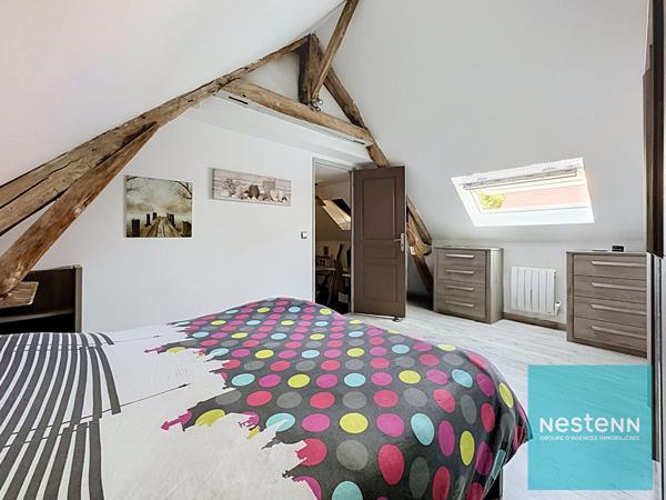 Maison de type longère en très bon état général avec 3 chambres, une grange et un jardin à Villeneuve-la-Guyard