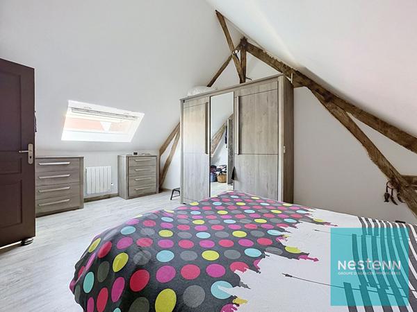 Maison de type longère en très bon état général avec 3 chambres, une grange et un jardin à Villeneuve-la-Guyard