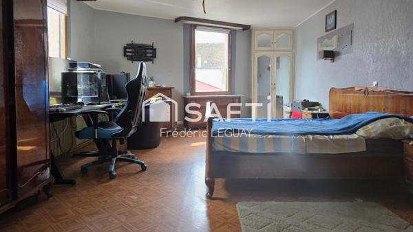 Maison sur trois niveaux dans une ruelle calme