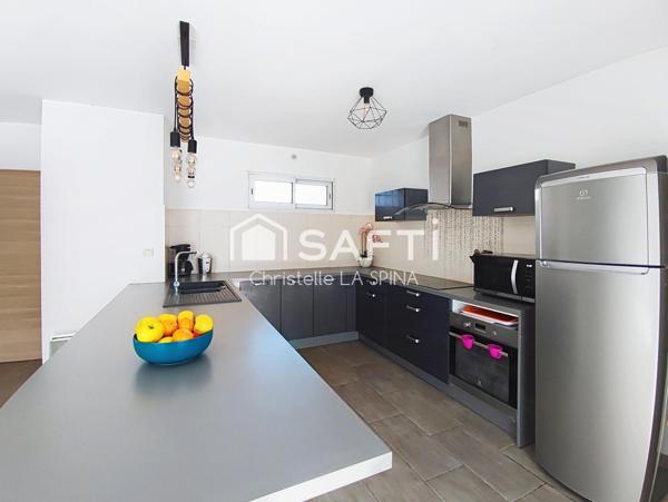 Maison familiale lumineuse avec jardin et piscine