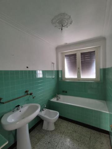 Maison Ales 14 pièce(s) 174 m2   900 M2 DE TERRAIN dans une impasse