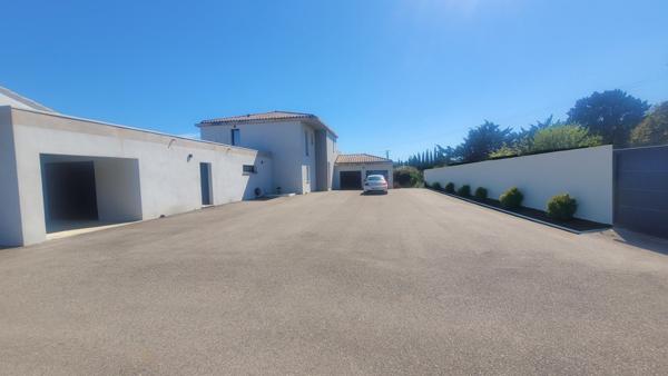 Propriété contemporaine  de 360 m² Maison, annexe, Bureau-Atelier sur 3500m²