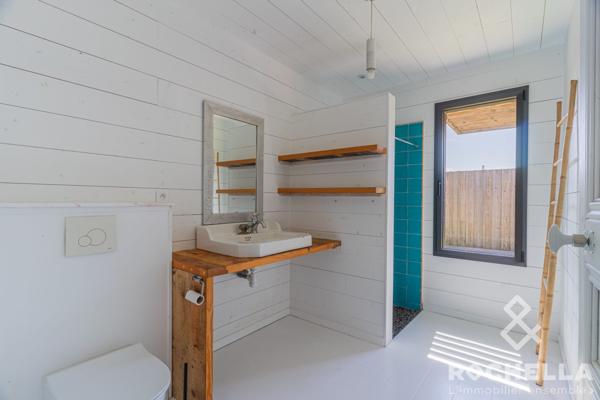 Contemporaine de 2018, 147m2 habitables, ossature bois, proche centre et plages.