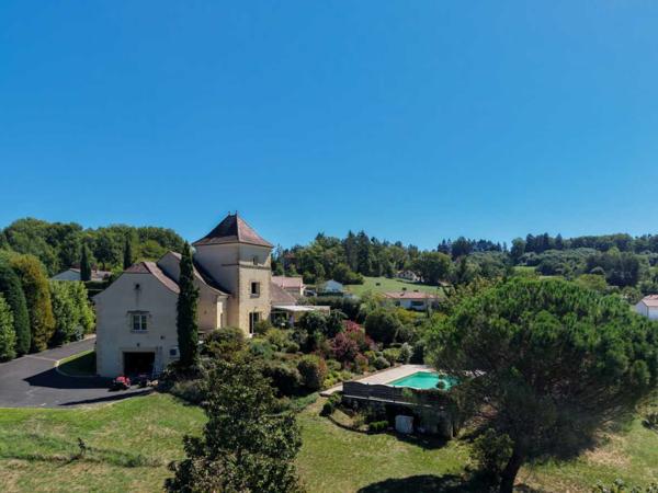 Maison contemporaine - Gourdon Secteur Gourdon - Ravissante et spacieuse Demeure Contemporaine avec pigeonnier sur 4807 m² arborés avec piscine et belle vue