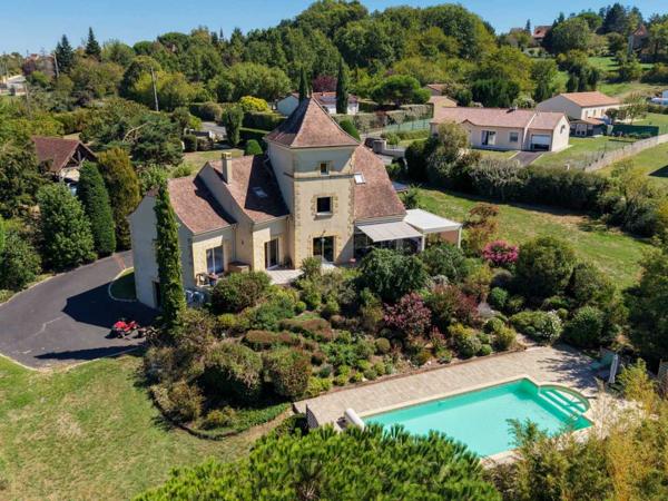 Maison contemporaine - Gourdon Secteur Gourdon - Ravissante et spacieuse Demeure Contemporaine avec pigeonnier sur 4807 m² arborés avec piscine et belle vue