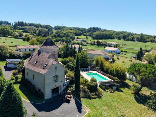 Maison contemporaine - Gourdon Secteur Gourdon - Ravissante et spacieuse Demeure Contemporaine avec pigeonnier sur 4807 m² arborés avec piscine et belle vue