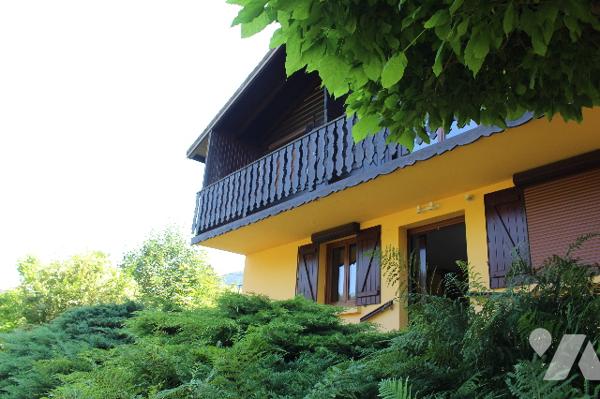 Chalet de montagne avec deux appartements sur 975m² de terrain paysagé