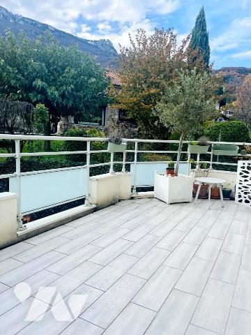 LES HAUTS DE SEYSSINS : Appartement T4 + cave + parking. Garage en plus