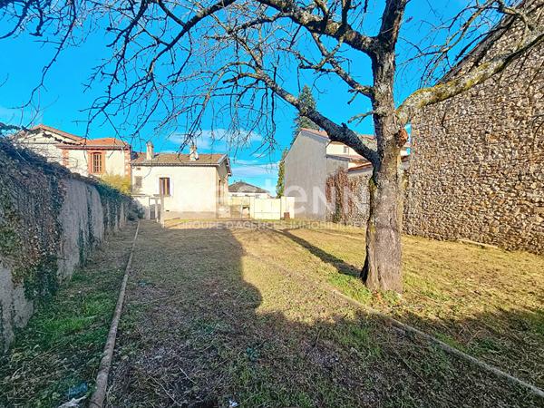 Maison à rénover à BAS EN BASSET sur terrain clos de mur 470 m².